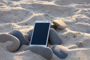 llevar el móvil a la playa